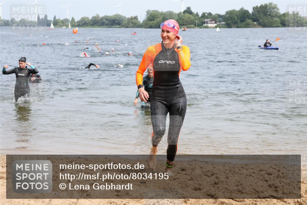 15.06.2025 - 27. Vierlanden-Triathlon Lena Gebhardt http://msf.ph/oto/8034195 15.06.2025 11:19:17 Schwimmen 876, 878, 901, 923 meine-sportfotos.de