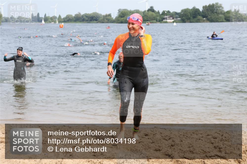 15.06.2025 - 27. Vierlanden-Triathlon Lena Gebhardt http://msf.ph/oto/8034198 15.06.2025 11:19:17 Schwimmen 876, 878, 901, 923 meine-sportfotos.de