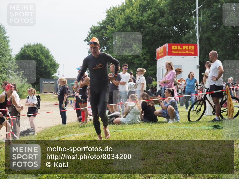 15.06.2025 - 27. Vierlanden-Triathlon KatJ http://msf.ph/oto/8034200 15.06.2025 11:17:39 Schwimmen 849, 973 meine-sportfotos.de