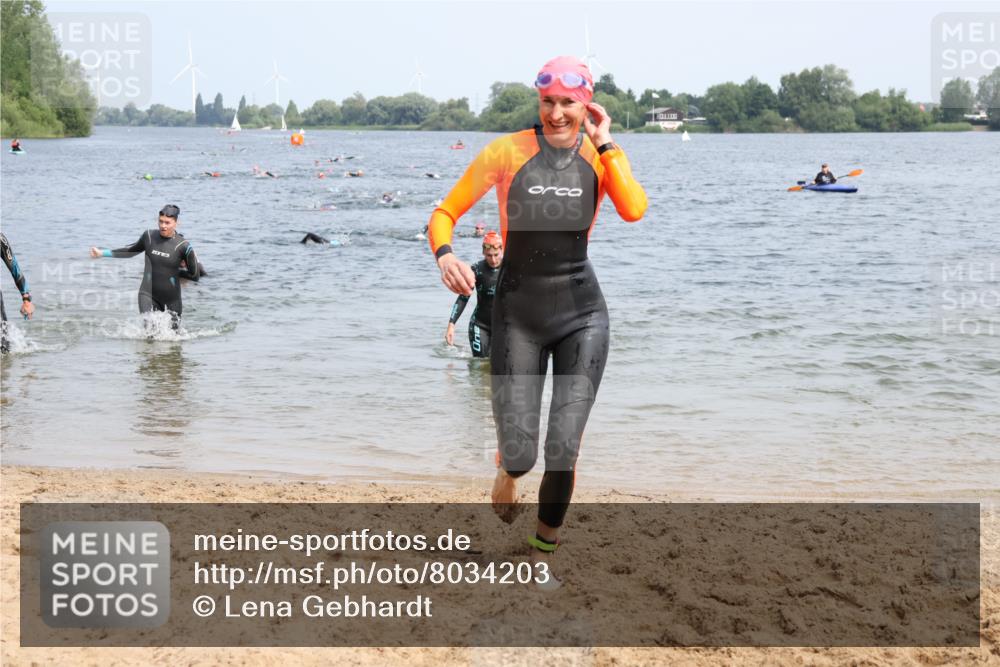 15.06.2025 - 27. Vierlanden-Triathlon Lena Gebhardt http://msf.ph/oto/8034203 15.06.2025 11:19:18 Schwimmen 875, 878, 901, 923 meine-sportfotos.de