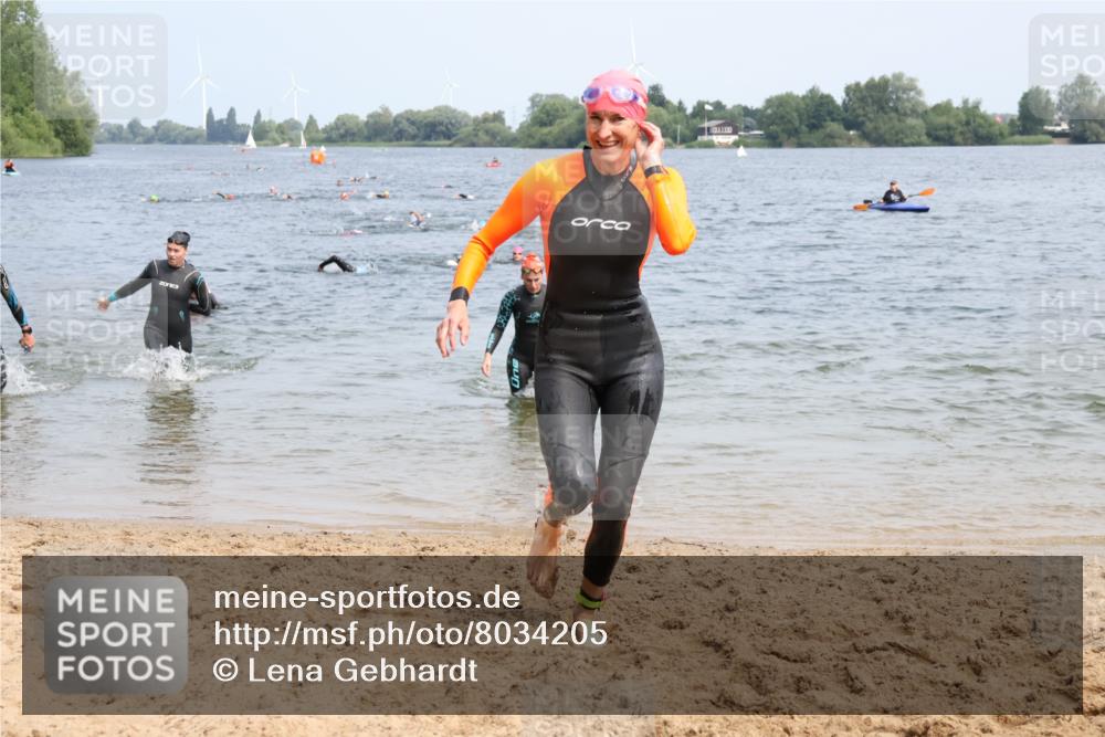 15.06.2025 - 27. Vierlanden-Triathlon Lena Gebhardt http://msf.ph/oto/8034205 15.06.2025 11:19:18 Schwimmen 875, 878, 901, 923 meine-sportfotos.de