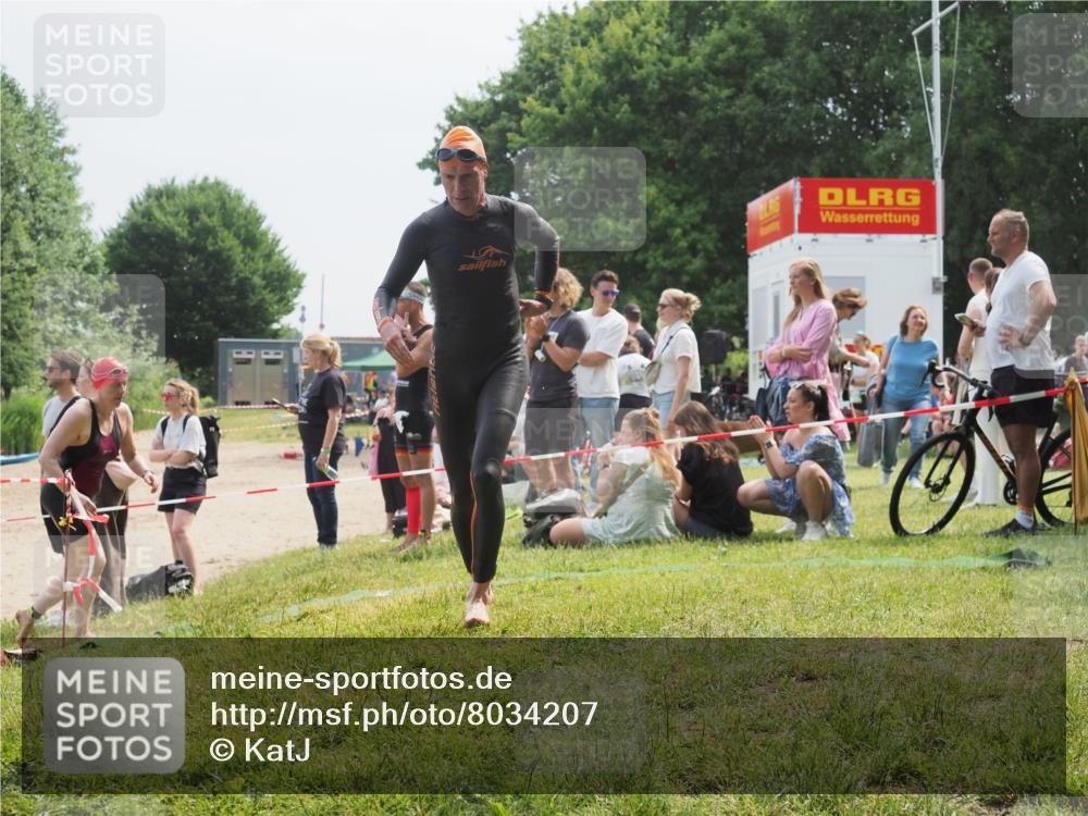 15.06.2025 - 27. Vierlanden-Triathlon KatJ http://msf.ph/oto/8034207 15.06.2025 11:17:39 Schwimmen 849, 973 meine-sportfotos.de