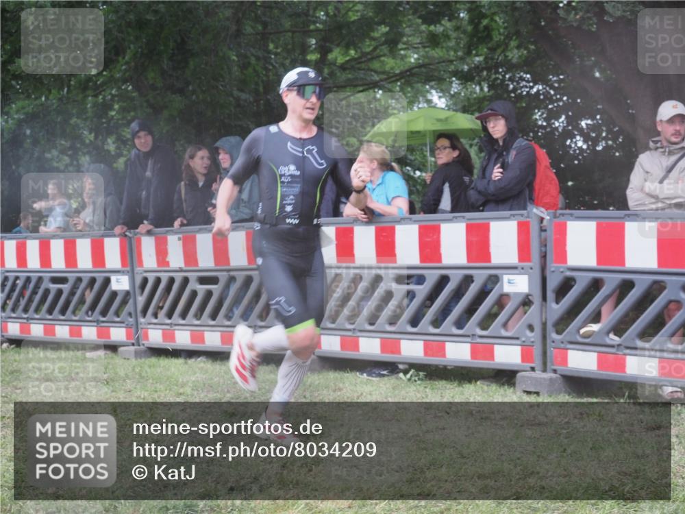 21.06.2025 - 27. Vierlanden-Triathlon KatJ http://msf.ph/oto/8034209 15.06.2025 13:47:35 Ziel 1145, 1153 meine-sportfotos.de