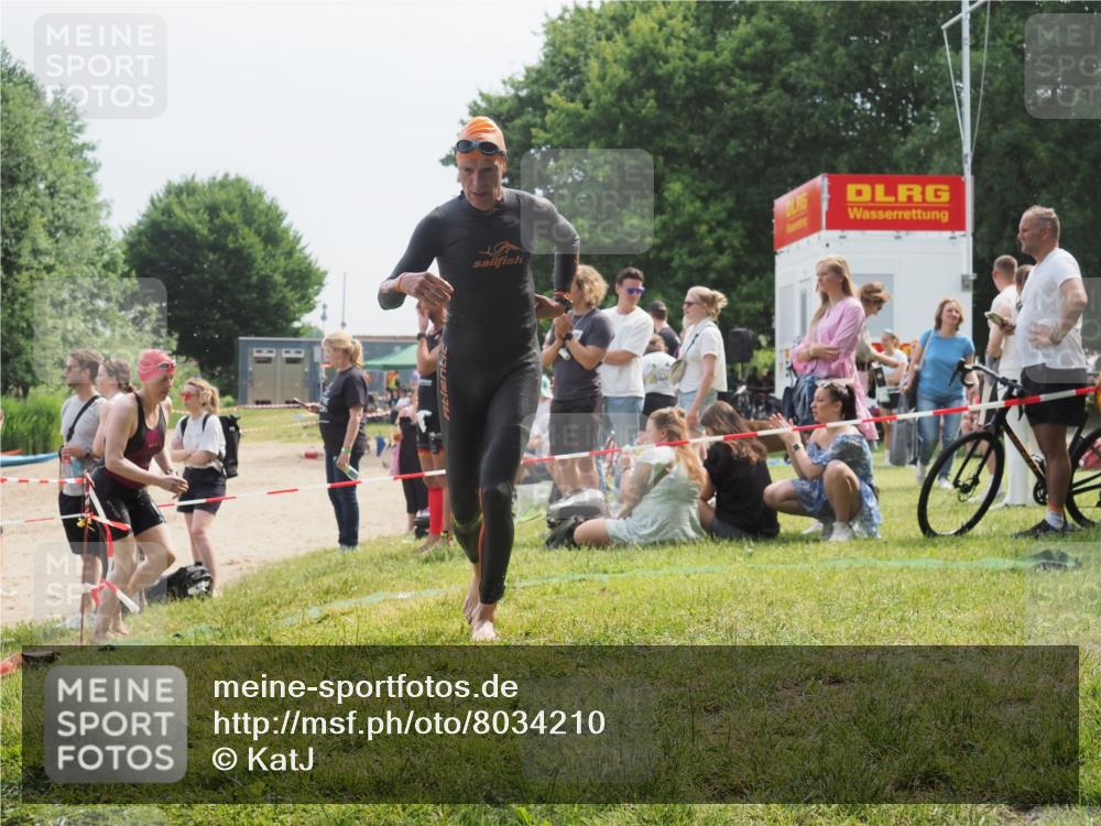 15.06.2025 - 27. Vierlanden-Triathlon KatJ http://msf.ph/oto/8034210 15.06.2025 11:17:39 Schwimmen 849, 973 meine-sportfotos.de