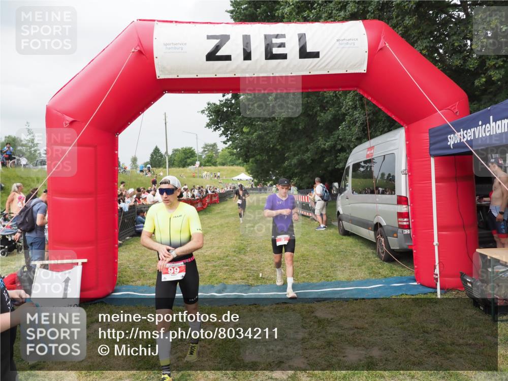 21.06.2025 - 27. Vierlanden-Triathlon MichiJ http://msf.ph/oto/8034211 15.06.2026 12:57:26 Ziel 5, 51, 64, 99 meine-sportfotos.de