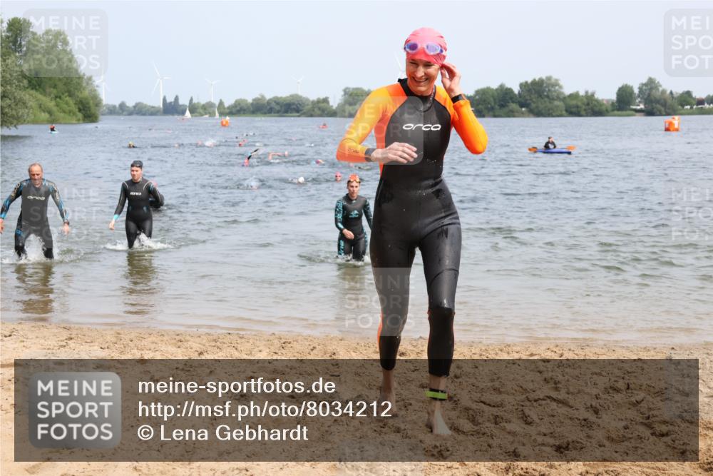 15.06.2025 - 27. Vierlanden-Triathlon Lena Gebhardt http://msf.ph/oto/8034212 15.06.2025 11:19:18 Schwimmen 875, 878, 901, 923 meine-sportfotos.de