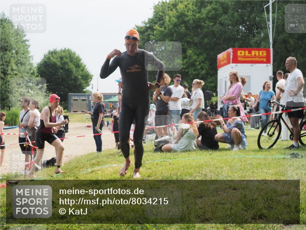 15.06.2025 - 27. Vierlanden-Triathlon KatJ http://msf.ph/oto/8034215 15.06.2025 11:17:40 Schwimmen 849, 973 meine-sportfotos.de