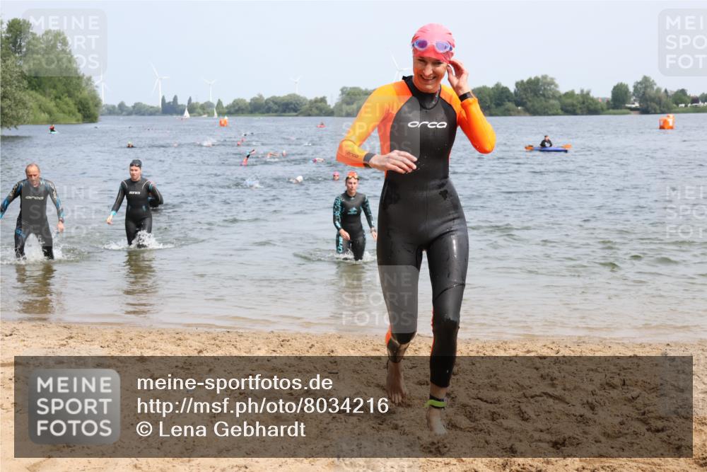 15.06.2025 - 27. Vierlanden-Triathlon Lena Gebhardt http://msf.ph/oto/8034216 15.06.2025 11:19:18 Schwimmen 875, 878, 901, 923 meine-sportfotos.de
