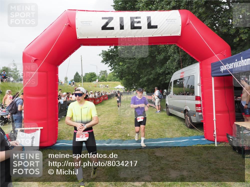 21.06.2025 - 27. Vierlanden-Triathlon MichiJ http://msf.ph/oto/8034217 15.06.2026 12:57:26 Ziel 5, 51, 64, 99 meine-sportfotos.de