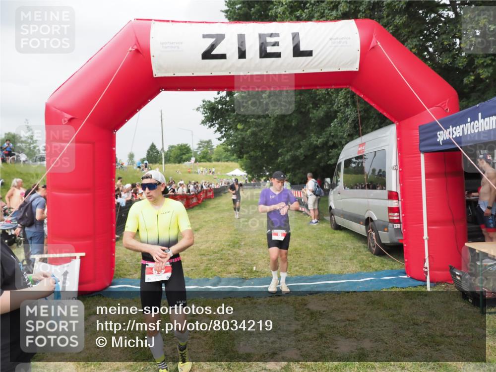 21.06.2025 - 27. Vierlanden-Triathlon MichiJ http://msf.ph/oto/8034219 15.06.2026 12:57:26 Ziel 5, 51, 64, 99 meine-sportfotos.de