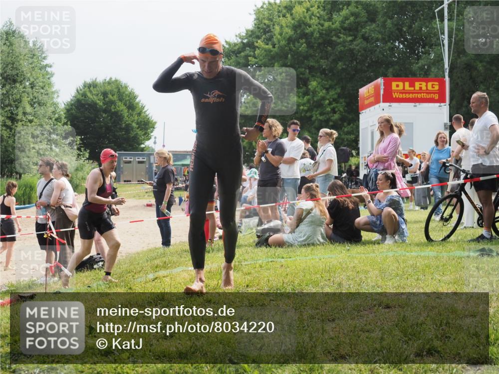 15.06.2025 - 27. Vierlanden-Triathlon KatJ http://msf.ph/oto/8034220 15.06.2025 11:17:40 Schwimmen 849, 973 meine-sportfotos.de