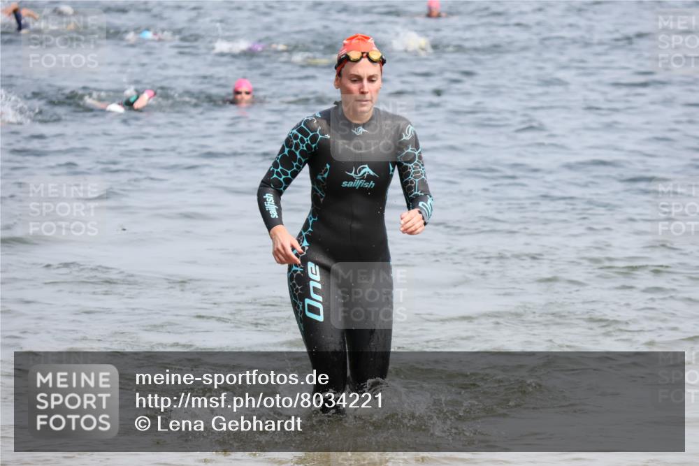 15.06.2025 - 27. Vierlanden-Triathlon Lena Gebhardt http://msf.ph/oto/8034221 15.06.2025 11:19:20 Schwimmen 875, 878, 901, 923 meine-sportfotos.de