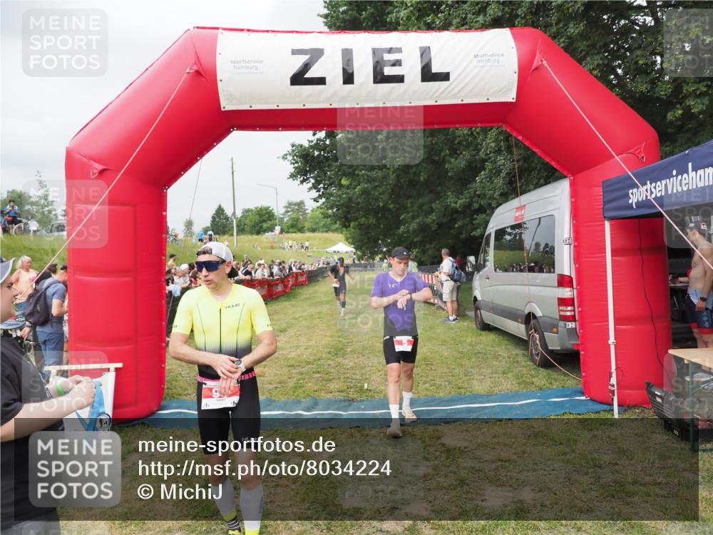 21.06.2025 - 27. Vierlanden-Triathlon MichiJ http://msf.ph/oto/8034224 15.06.2026 12:57:26 Ziel 5, 51, 64, 99 meine-sportfotos.de