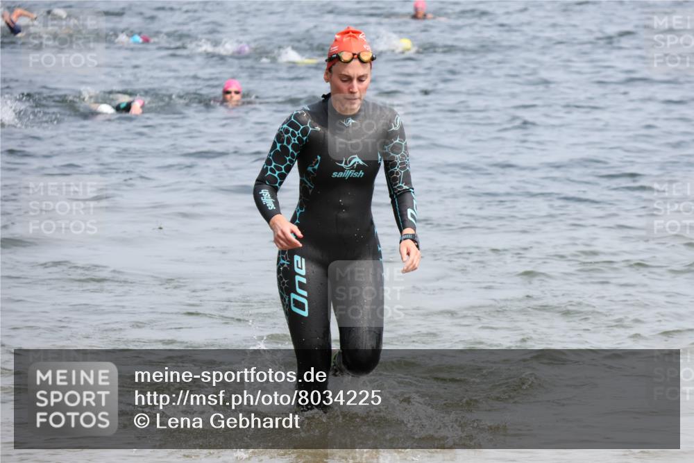 15.06.2025 - 27. Vierlanden-Triathlon Lena Gebhardt http://msf.ph/oto/8034225 15.06.2025 11:19:20 Schwimmen 875, 878, 901, 923 meine-sportfotos.de