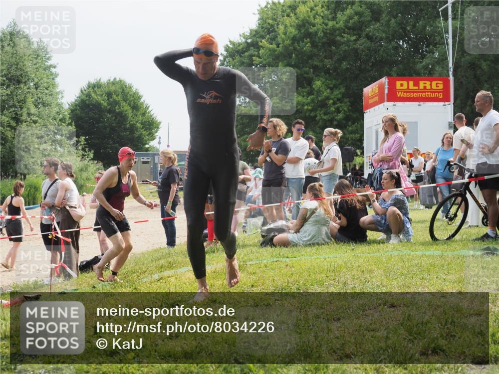 15.06.2025 - 27. Vierlanden-Triathlon KatJ http://msf.ph/oto/8034226 15.06.2025 11:17:40 Schwimmen 849, 973 meine-sportfotos.de