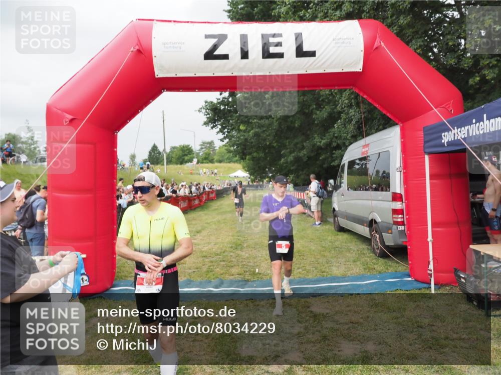 21.06.2025 - 27. Vierlanden-Triathlon MichiJ http://msf.ph/oto/8034229 15.06.2026 12:57:26 Ziel 5, 51, 64, 99 meine-sportfotos.de