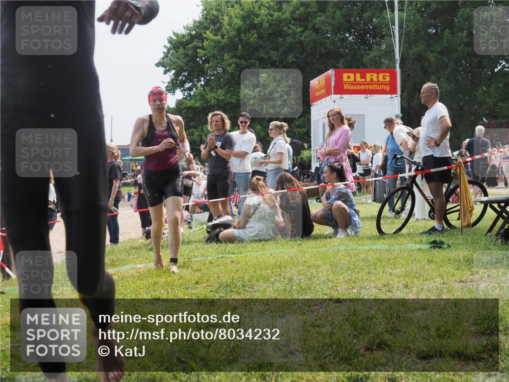 15.06.2025 - 27. Vierlanden-Triathlon KatJ http://msf.ph/oto/8034232 15.06.2025 11:17:41 Schwimmen 849, 973 meine-sportfotos.de