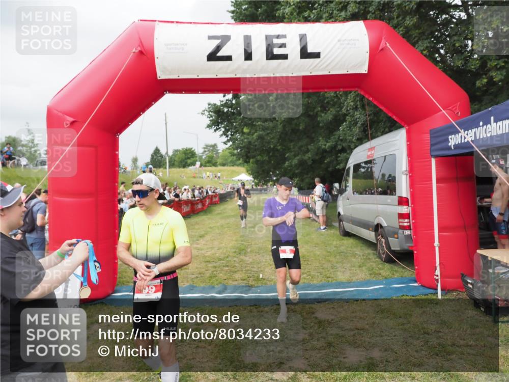 21.06.2025 - 27. Vierlanden-Triathlon MichiJ http://msf.ph/oto/8034233 15.06.2026 12:57:26 Ziel 5, 51, 64, 99 meine-sportfotos.de