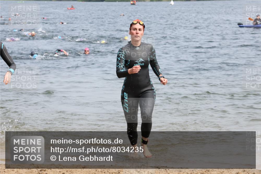 15.06.2025 - 27. Vierlanden-Triathlon Lena Gebhardt http://msf.ph/oto/8034235 15.06.2025 11:19:22 Schwimmen 875, 878, 901, 923 meine-sportfotos.de