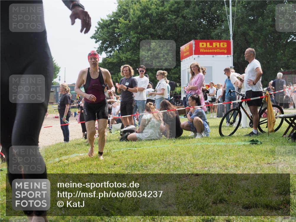 15.06.2025 - 27. Vierlanden-Triathlon KatJ http://msf.ph/oto/8034237 15.06.2025 11:17:41 Schwimmen 849, 973 meine-sportfotos.de