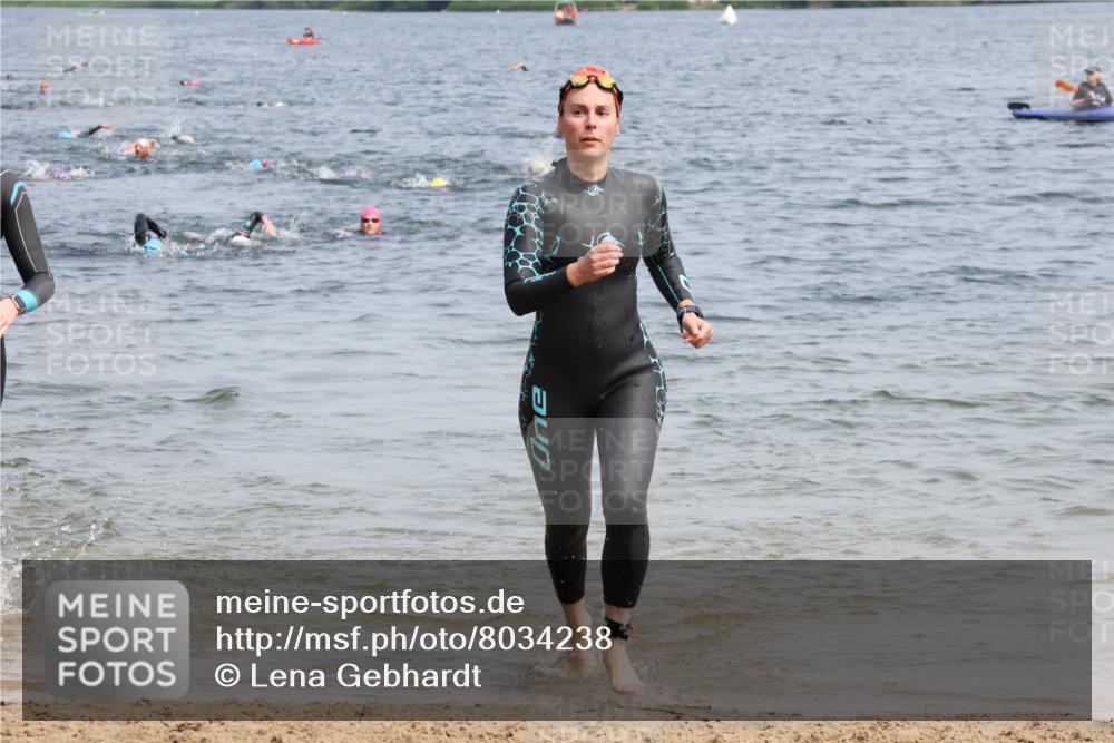 15.06.2025 - 27. Vierlanden-Triathlon Lena Gebhardt http://msf.ph/oto/8034238 15.06.2025 11:19:22 Schwimmen 875, 878, 901, 923 meine-sportfotos.de