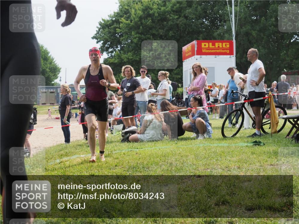 15.06.2025 - 27. Vierlanden-Triathlon KatJ http://msf.ph/oto/8034243 15.06.2025 11:17:42 Schwimmen 849, 973 meine-sportfotos.de