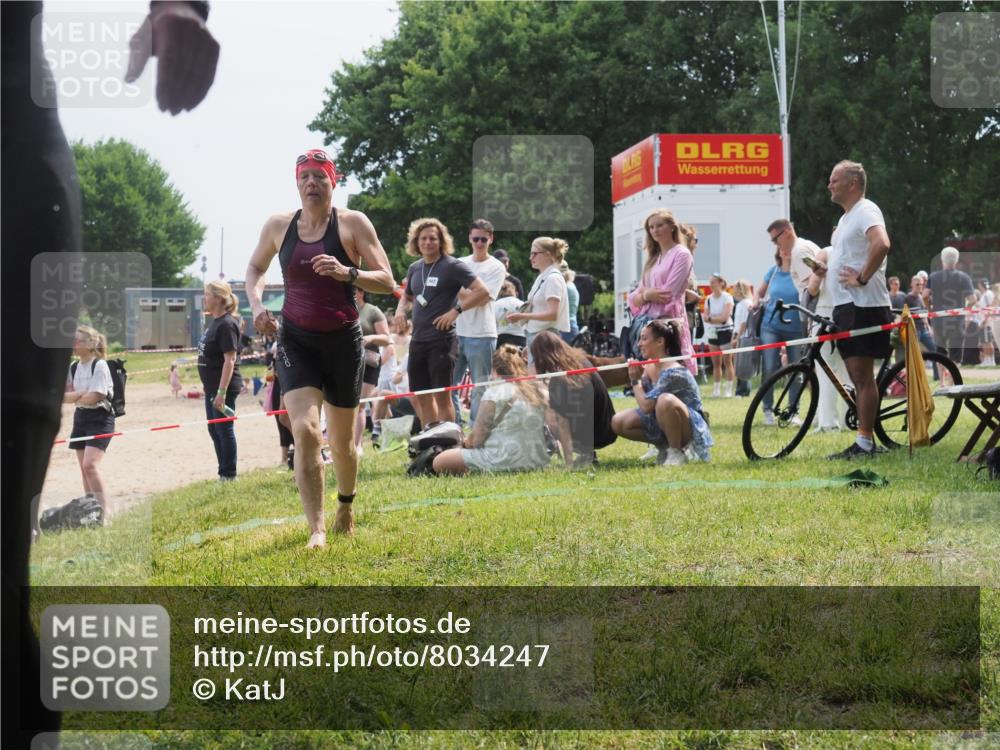 15.06.2025 - 27. Vierlanden-Triathlon KatJ http://msf.ph/oto/8034247 15.06.2025 11:17:42 Schwimmen 849, 973 meine-sportfotos.de