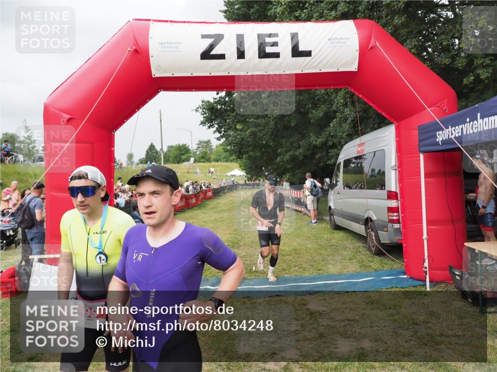 21.06.2025 - 27. Vierlanden-Triathlon MichiJ http://msf.ph/oto/8034248 15.06.2026 12:57:29 Ziel 5, 51, 99 meine-sportfotos.de