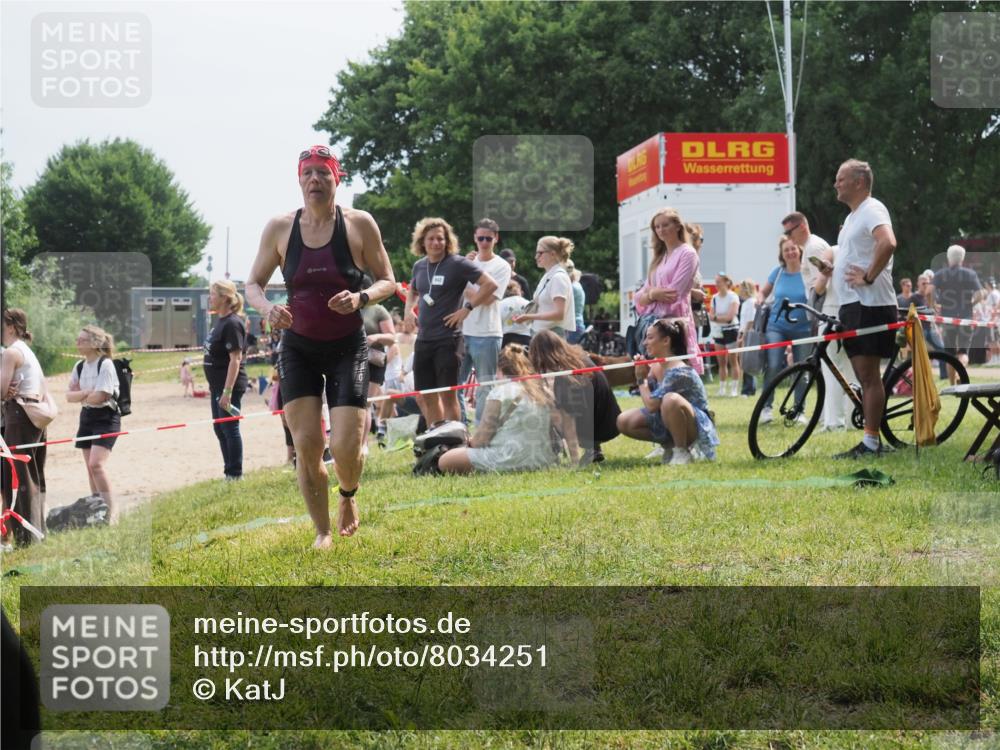 15.06.2025 - 27. Vierlanden-Triathlon KatJ http://msf.ph/oto/8034251 15.06.2025 11:17:42 Schwimmen 849, 973 meine-sportfotos.de