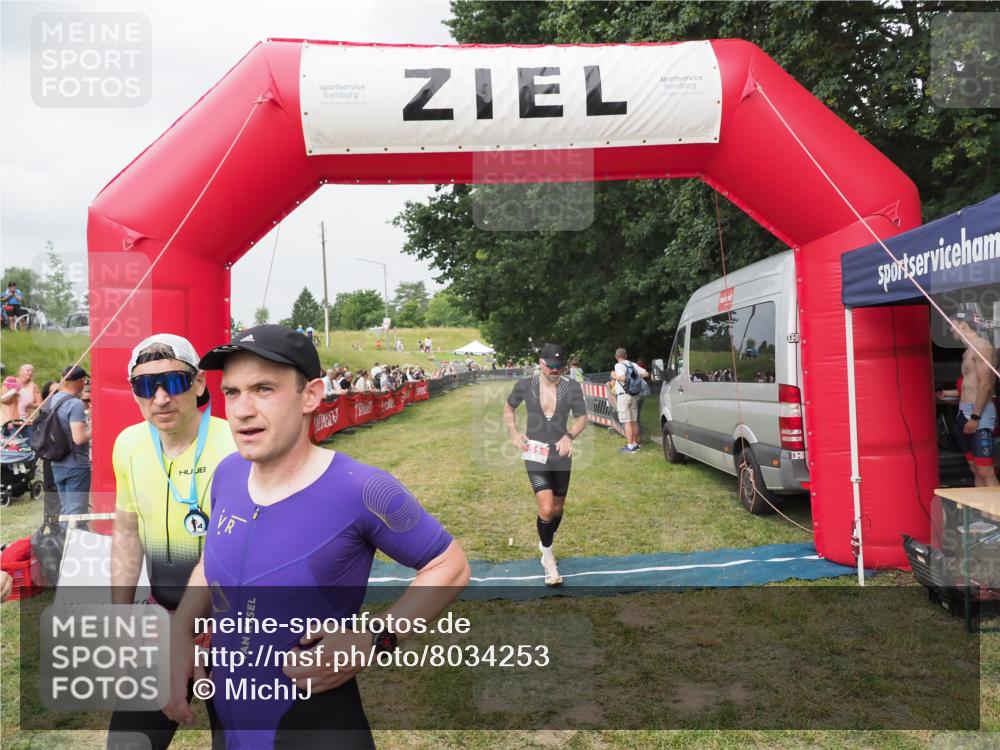21.06.2025 - 27. Vierlanden-Triathlon MichiJ http://msf.ph/oto/8034253 15.06.2026 12:57:29 Ziel 5, 51, 99 meine-sportfotos.de