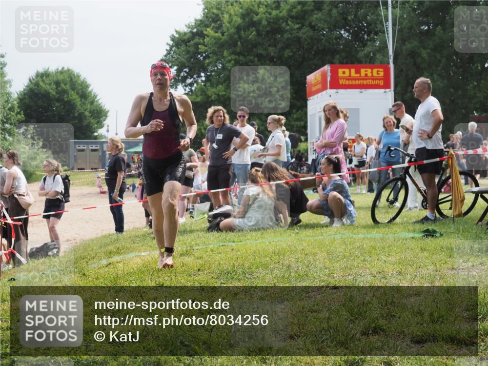15.06.2025 - 27. Vierlanden-Triathlon KatJ http://msf.ph/oto/8034256 15.06.2025 11:17:42 Schwimmen 849, 973 meine-sportfotos.de