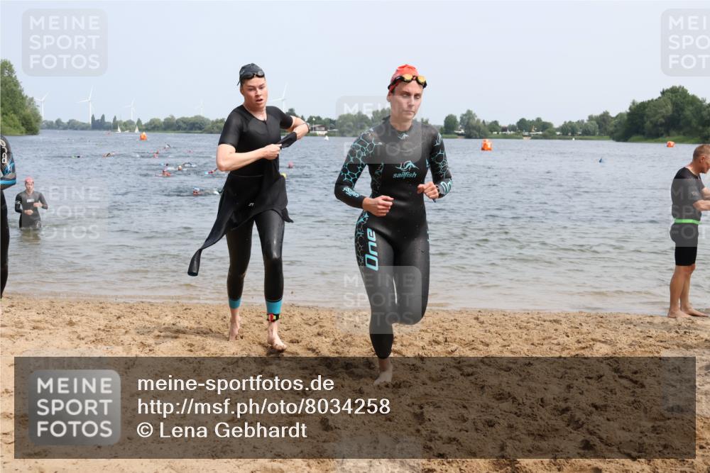 15.06.2025 - 27. Vierlanden-Triathlon Lena Gebhardt http://msf.ph/oto/8034258 15.06.2025 11:19:25 Schwimmen 875, 878, 895, 901, 923 meine-sportfotos.de