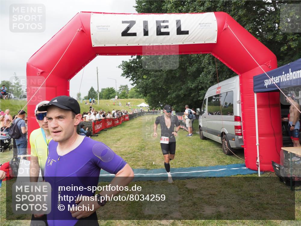 21.06.2025 - 27. Vierlanden-Triathlon MichiJ http://msf.ph/oto/8034259 15.06.2026 12:57:29 Ziel 5, 51, 99 meine-sportfotos.de