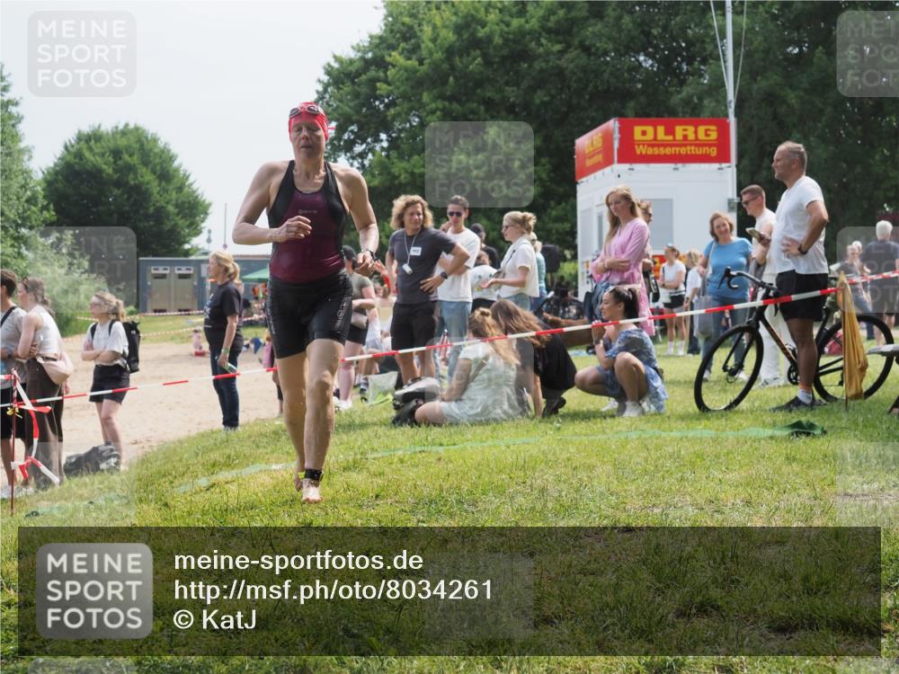 15.06.2025 - 27. Vierlanden-Triathlon KatJ http://msf.ph/oto/8034261 15.06.2025 11:17:42 Schwimmen 849, 973 meine-sportfotos.de