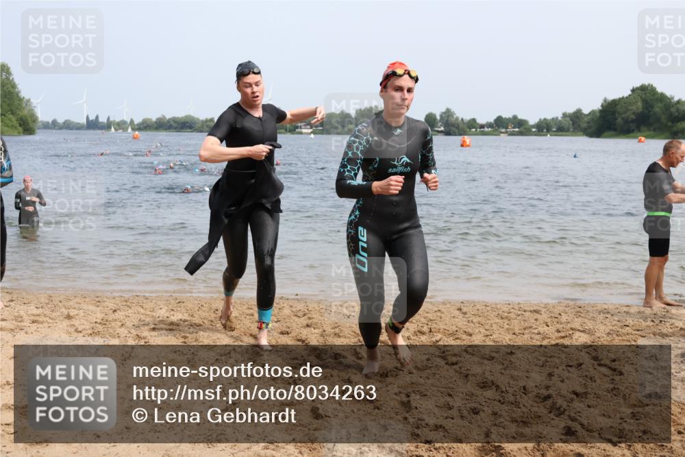 15.06.2025 - 27. Vierlanden-Triathlon Lena Gebhardt http://msf.ph/oto/8034263 15.06.2025 11:19:25 Schwimmen 875, 878, 895, 901, 923 meine-sportfotos.de