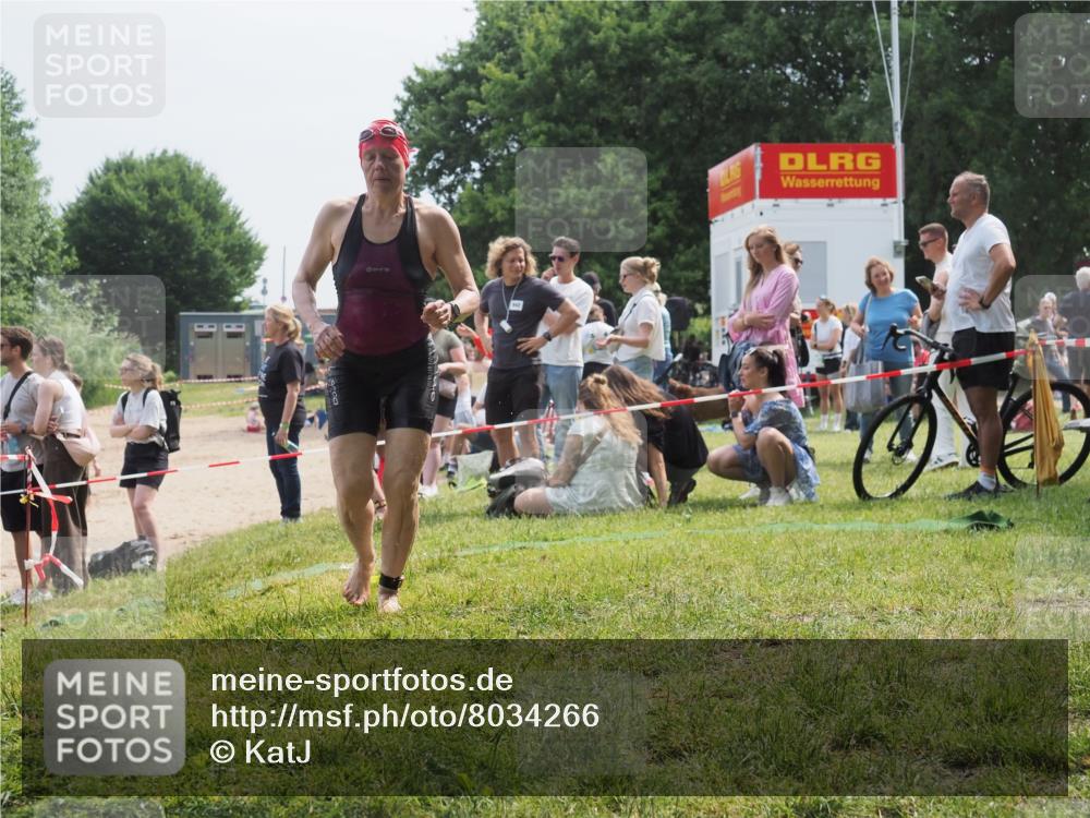 15.06.2025 - 27. Vierlanden-Triathlon KatJ http://msf.ph/oto/8034266 15.06.2025 11:17:42 Schwimmen 849, 973 meine-sportfotos.de