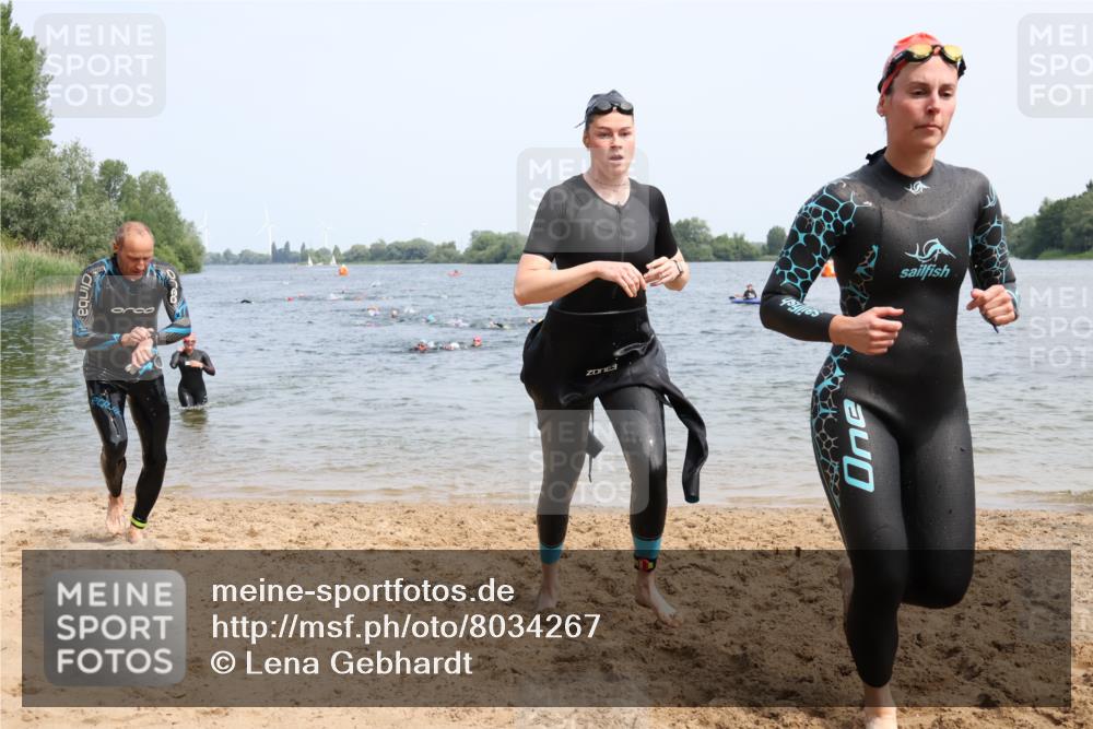 15.06.2025 - 27. Vierlanden-Triathlon Lena Gebhardt http://msf.ph/oto/8034267 15.06.2025 11:19:25 Schwimmen 875, 878, 895, 901, 923 meine-sportfotos.de
