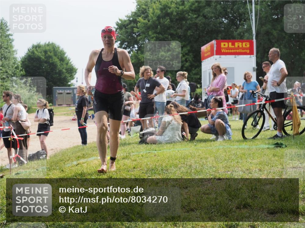 15.06.2025 - 27. Vierlanden-Triathlon KatJ http://msf.ph/oto/8034270 15.06.2025 11:17:42 Schwimmen 849, 973 meine-sportfotos.de