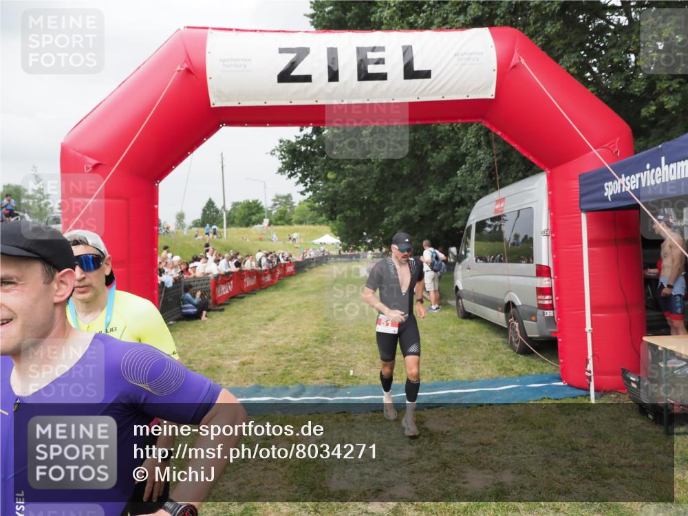 21.06.2025 - 27. Vierlanden-Triathlon MichiJ http://msf.ph/oto/8034271 15.06.2026 12:57:30 Ziel 5, 51, 99 meine-sportfotos.de