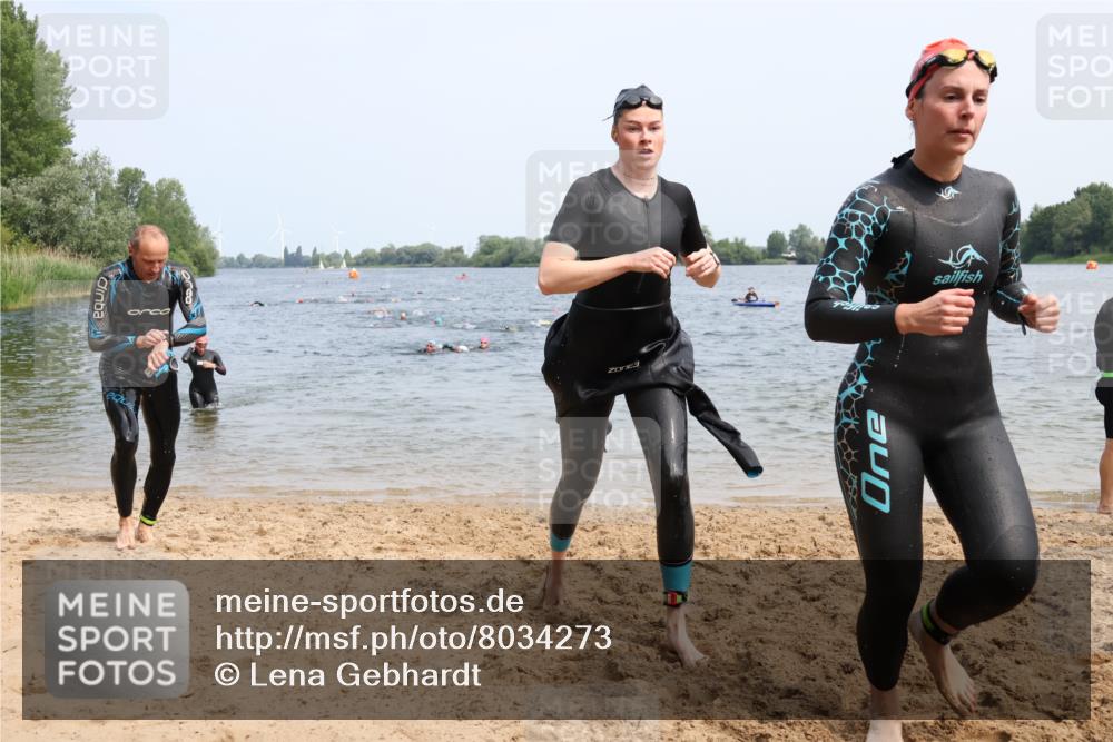 15.06.2025 - 27. Vierlanden-Triathlon Lena Gebhardt http://msf.ph/oto/8034273 15.06.2025 11:19:25 Schwimmen 875, 878, 895, 901, 923 meine-sportfotos.de