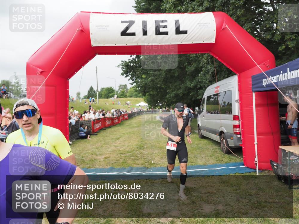 21.06.2025 - 27. Vierlanden-Triathlon MichiJ http://msf.ph/oto/8034276 15.06.2026 12:57:30 Ziel 5, 51, 99 meine-sportfotos.de