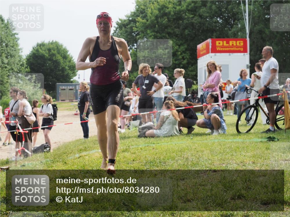 15.06.2025 - 27. Vierlanden-Triathlon KatJ http://msf.ph/oto/8034280 15.06.2025 11:17:43 Schwimmen 849, 973 meine-sportfotos.de