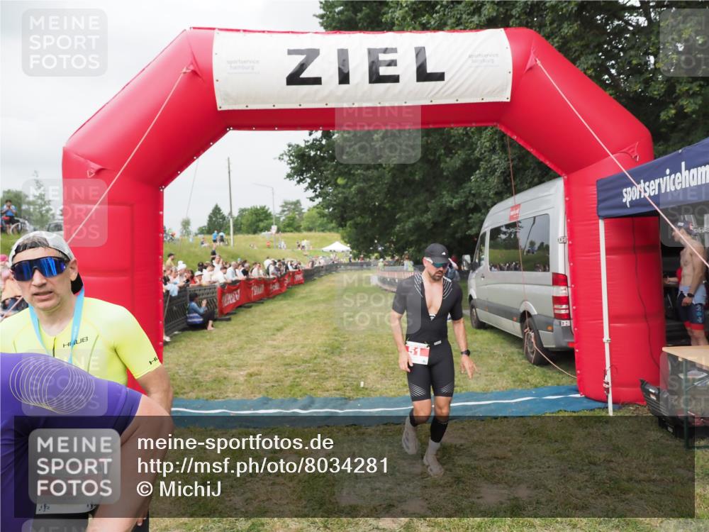 21.06.2025 - 27. Vierlanden-Triathlon MichiJ http://msf.ph/oto/8034281 15.06.2026 12:57:30 Ziel 5, 51, 99 meine-sportfotos.de