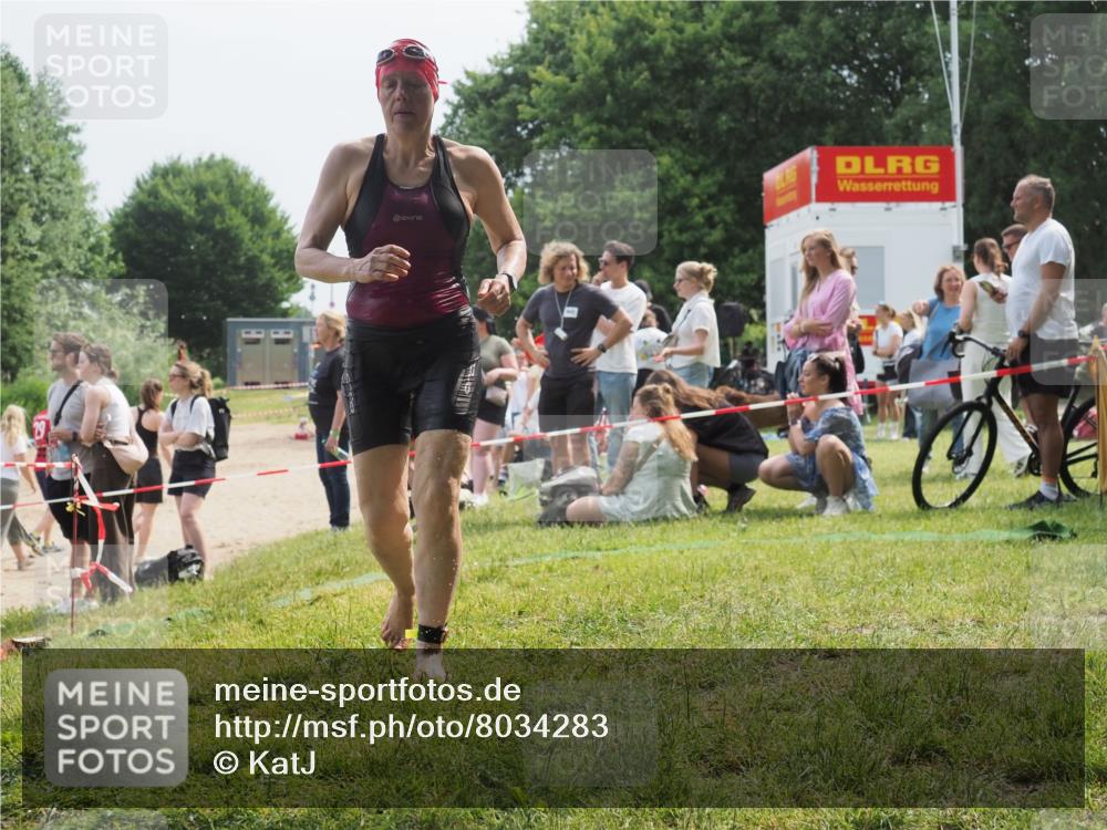 15.06.2025 - 27. Vierlanden-Triathlon KatJ http://msf.ph/oto/8034283 15.06.2025 11:17:43 Schwimmen 849, 973 meine-sportfotos.de