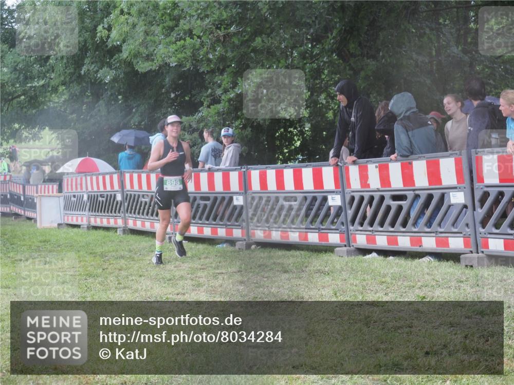 21.06.2025 - 27. Vierlanden-Triathlon KatJ http://msf.ph/oto/8034284 15.06.2025 13:48:00 Ziel 898 meine-sportfotos.de