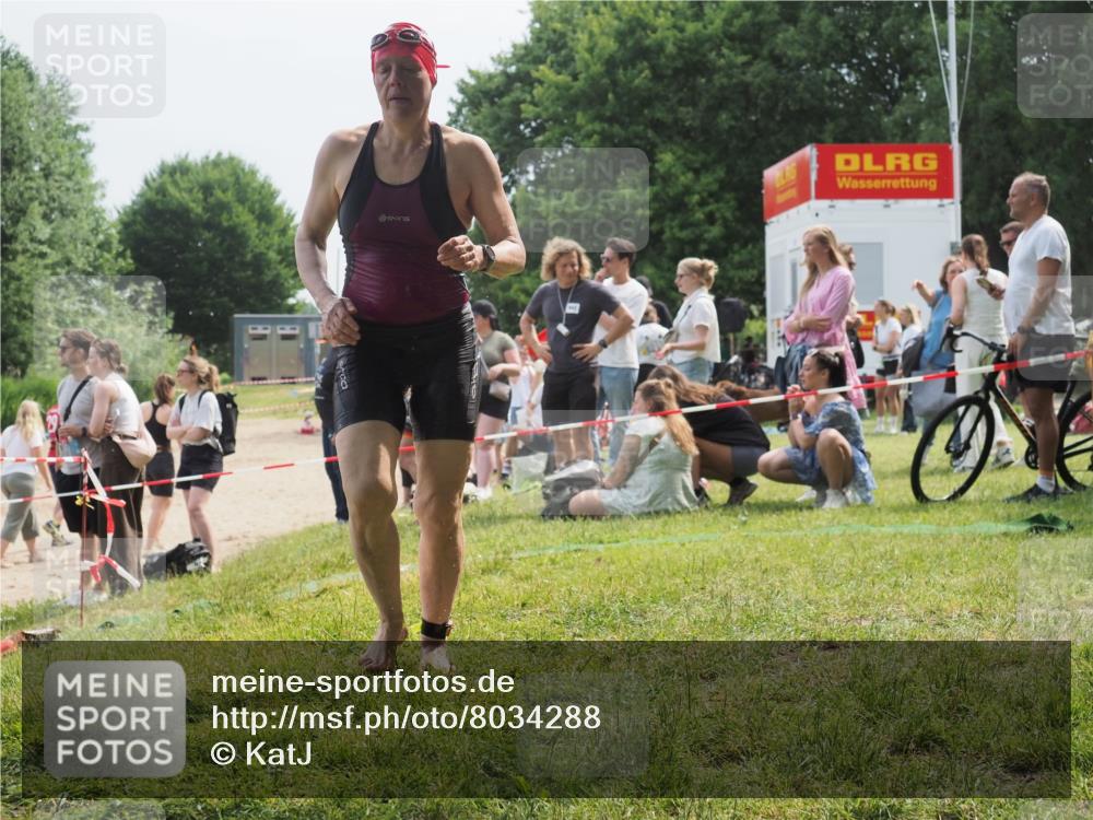 15.06.2025 - 27. Vierlanden-Triathlon KatJ http://msf.ph/oto/8034288 15.06.2025 11:17:43 Schwimmen 849, 973 meine-sportfotos.de