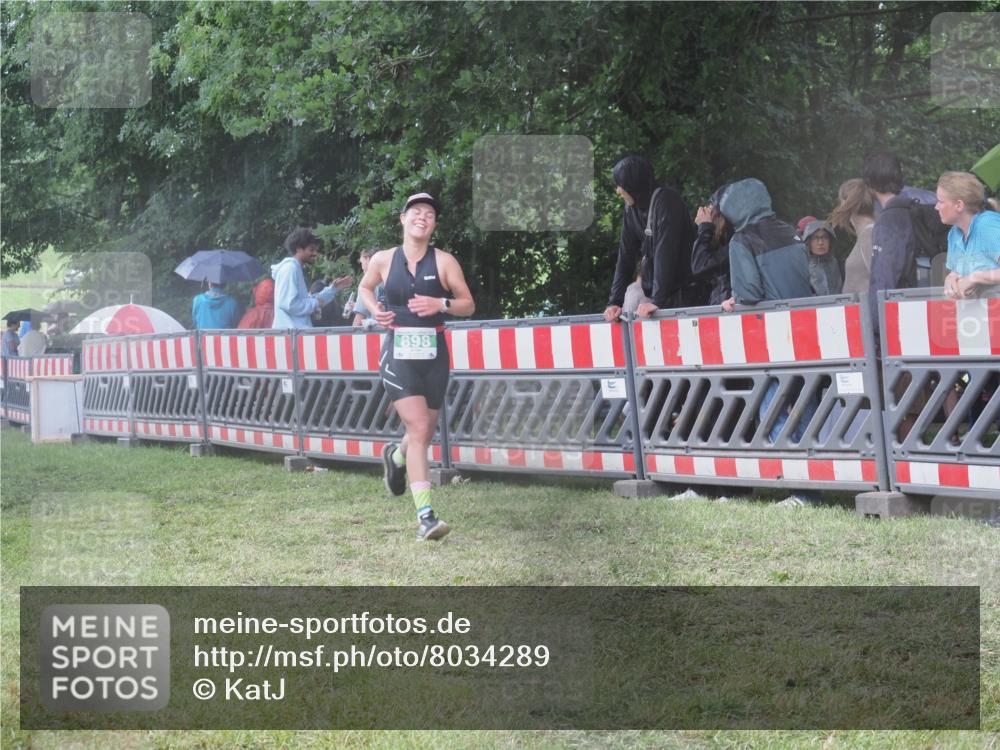 21.06.2025 - 27. Vierlanden-Triathlon KatJ http://msf.ph/oto/8034289 15.06.2025 13:48:00 Ziel 898 meine-sportfotos.de