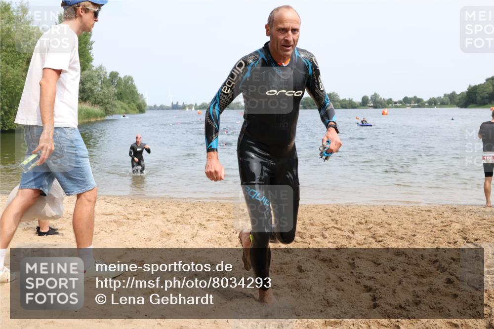 15.06.2025 - 27. Vierlanden-Triathlon Lena Gebhardt http://msf.ph/oto/8034293 15.06.2025 11:19:28 Schwimmen 875, 878, 895, 901, 923 meine-sportfotos.de