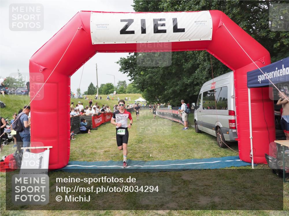 21.06.2025 - 27. Vierlanden-Triathlon MichiJ http://msf.ph/oto/8034294 15.06.2026 12:57:49 Ziel 75, 713 meine-sportfotos.de