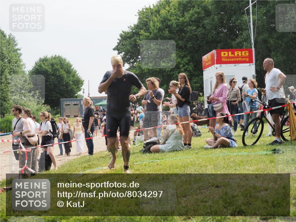 15.06.2025 - 27. Vierlanden-Triathlon KatJ http://msf.ph/oto/8034297 15.06.2025 11:18:12 Schwimmen 834 meine-sportfotos.de